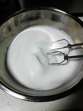 加入三分之一细砂糖，打至有纹路