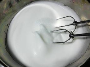 加入三分之一细砂糖，打至有纹路