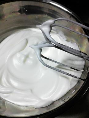 加入剩下的细砂糖，继续打至干性发泡，提起打蛋头，呈直立小角