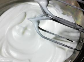 加入剩下的细砂糖，继续打至干性发泡，提起打蛋头，呈直立小角