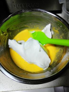 取三分之一蛋白入蛋黄盆中，翻拌均匀