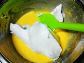 取三分之一蛋白入蛋黄盆中，翻拌均匀