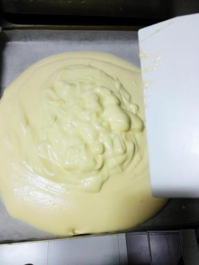 此时烤箱175度上下管预热
将蛋糕糊倒入铺好油纸的三能金盘中