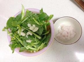 准备好所有材料（菜心洗净任意切成段或摘段，蒜切片，肥肉切小块）