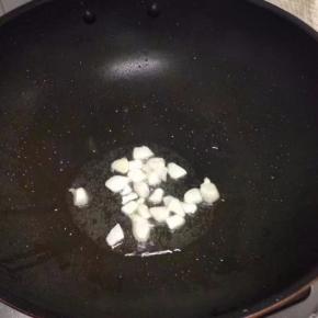 锅里倒少许油，把切好的肥肉加入，用中火煸炒至金黄色。