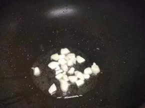 锅里倒少许油，把切好的肥肉加入，用中火煸炒至金黄色。