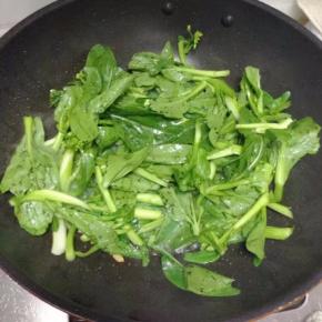 然后把菜心和蒜一起倒入翻炒