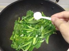 炒至微软加适量的盐