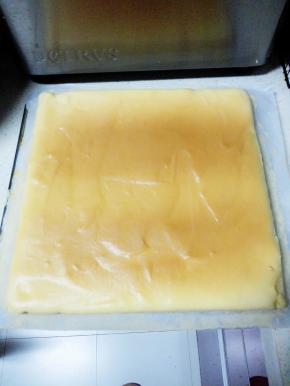 待烤好后，取出，提起油纸放在烤网上，撕开周围的油纸散热