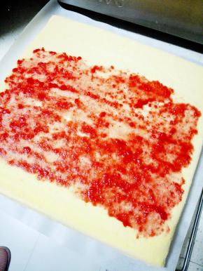 在表面抹一层厚厚的草莓酱