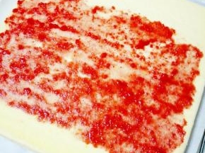 在表面抹一层厚厚的草莓酱