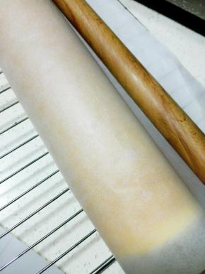 利用擀面杖，将蛋糕体卷起来，卷紧些