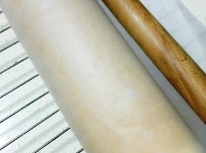 利用擀面杖，将蛋糕体卷起来，卷紧些