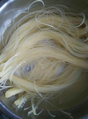 冷面用冷水浸泡1个小时