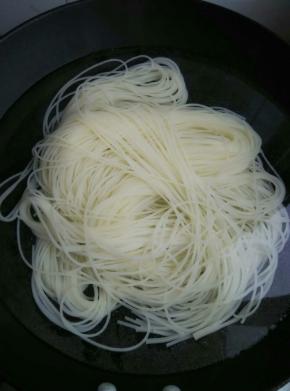 锅里放入适量的水，把冷面放锅里煮熟