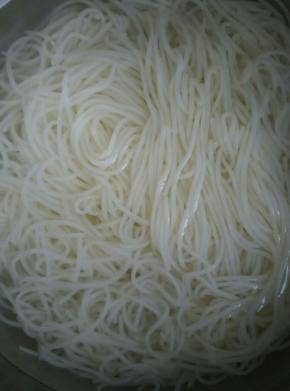 将煮熟的冷面捞出放入冷水里，过凉