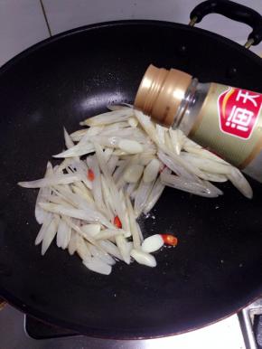 炒至藕带稍稍出水的时候，加入适量的盐， 糖和白醋；