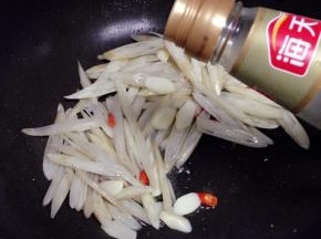 炒至藕带稍稍出水的时候，加入适量的盐， 糖和白醋；