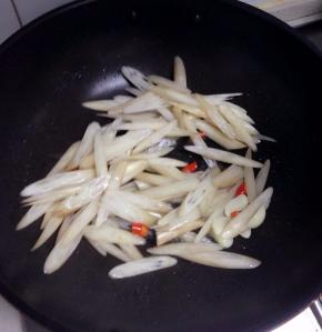 然后下入切好的藕带爆炒