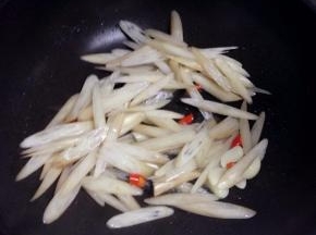 然后下入切好的藕带爆炒