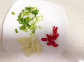 大蒜、小葱切末，红辣椒切好备用。