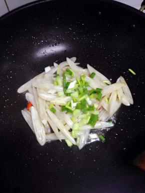 翻炒均匀即可，最后撒上葱花。