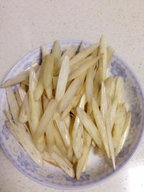 把藕带过水冲洗干净。斜刀切成长片。