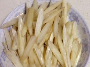 把藕带过水冲洗干净。斜刀切成长片。