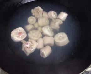 锅入清水，放入猪尾、料酒焯去血水，捞出入凉水洗净。