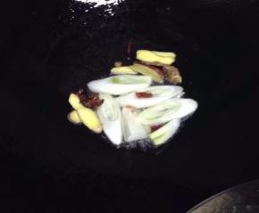 锅里加入油，把姜、葱、八角、桂皮、辣椒爆炒