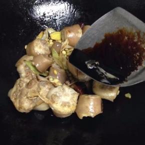 加入生抽炒匀，少许老抽上色。