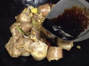 加入生抽炒匀，少许老抽上色。