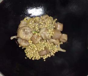 加入黄豆 翻炒一分钟