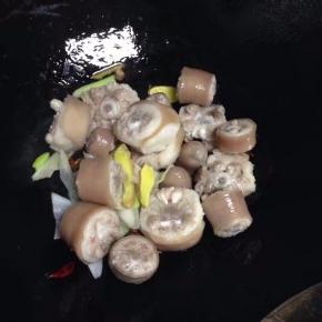 炒香后加入猪尾巴翻炒片刻