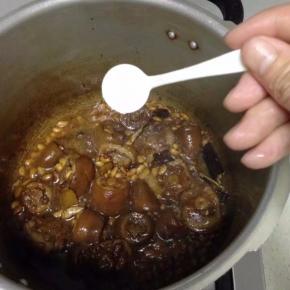 待气消去后开盖，加少许盐调味即可出锅