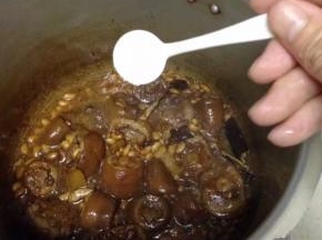 待气消去后开盖，加少许盐调味即可出锅