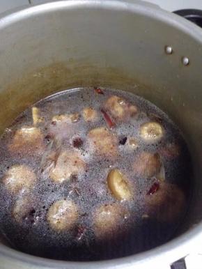 然后把所有翻炒好的材料倒入高压锅里，加上适量的水。