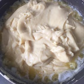 4:倒入绿豆，中小火翻炒