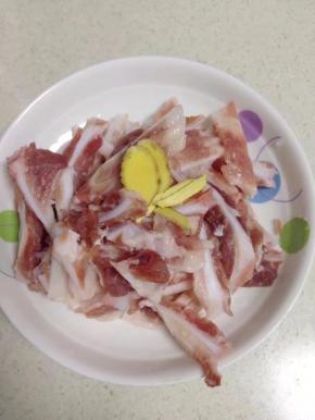 猪脆骨洗净切小块，姜切片。