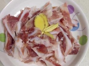 猪脆骨洗净切小块，姜切片。