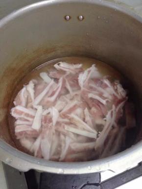 倒入高压锅里，加入没过脆骨的水，加料酒1勺。盖上盖压至10分钟。