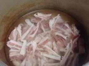 倒入高压锅里，加入没过脆骨的水，加料酒1勺。盖上盖压至10分钟。