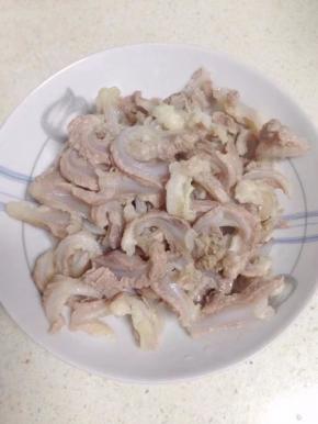 10分钟待高压锅气消后把脆骨捞出备用。（高压锅里的汤水可以留着做菜汤）