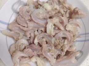 10分钟待高压锅气消后把脆骨捞出备用。（高压锅里的汤水可以留着做菜汤）