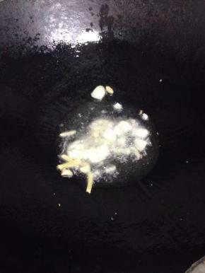 锅里到入油，加入姜蒜煸炒