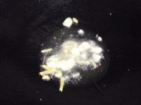 锅里到入油，加入姜蒜煸炒