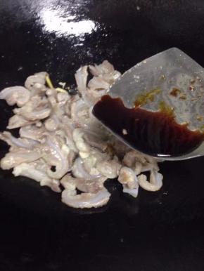 炒香后把脆骨加入翻炒，加入生抽翻炒匀