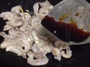 炒香后把脆骨加入翻炒，加入生抽翻炒匀