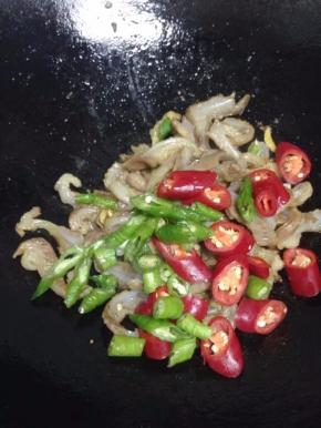 加入切好的青红椒翻炒