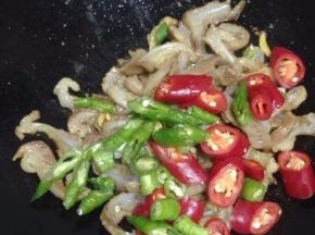 加入切好的青红椒翻炒